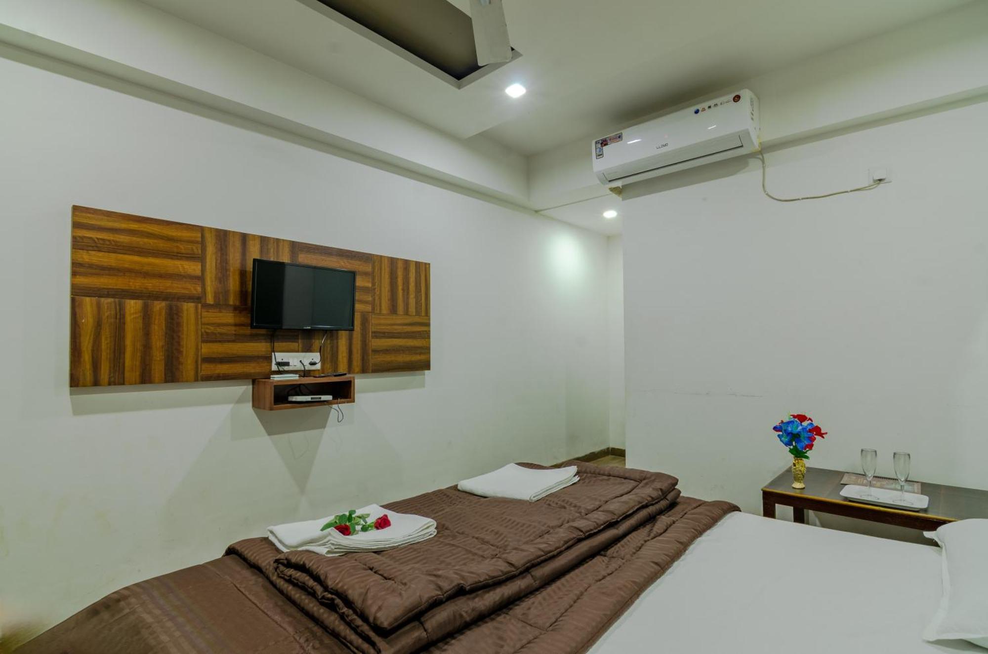 White House Beach Resort, Nagaon 외부 사진