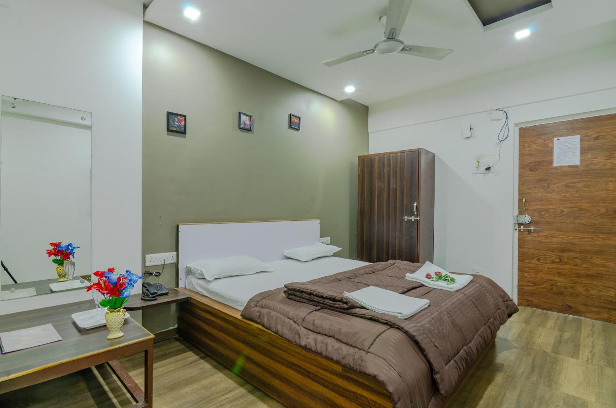 White House Beach Resort, Nagaon 외부 사진