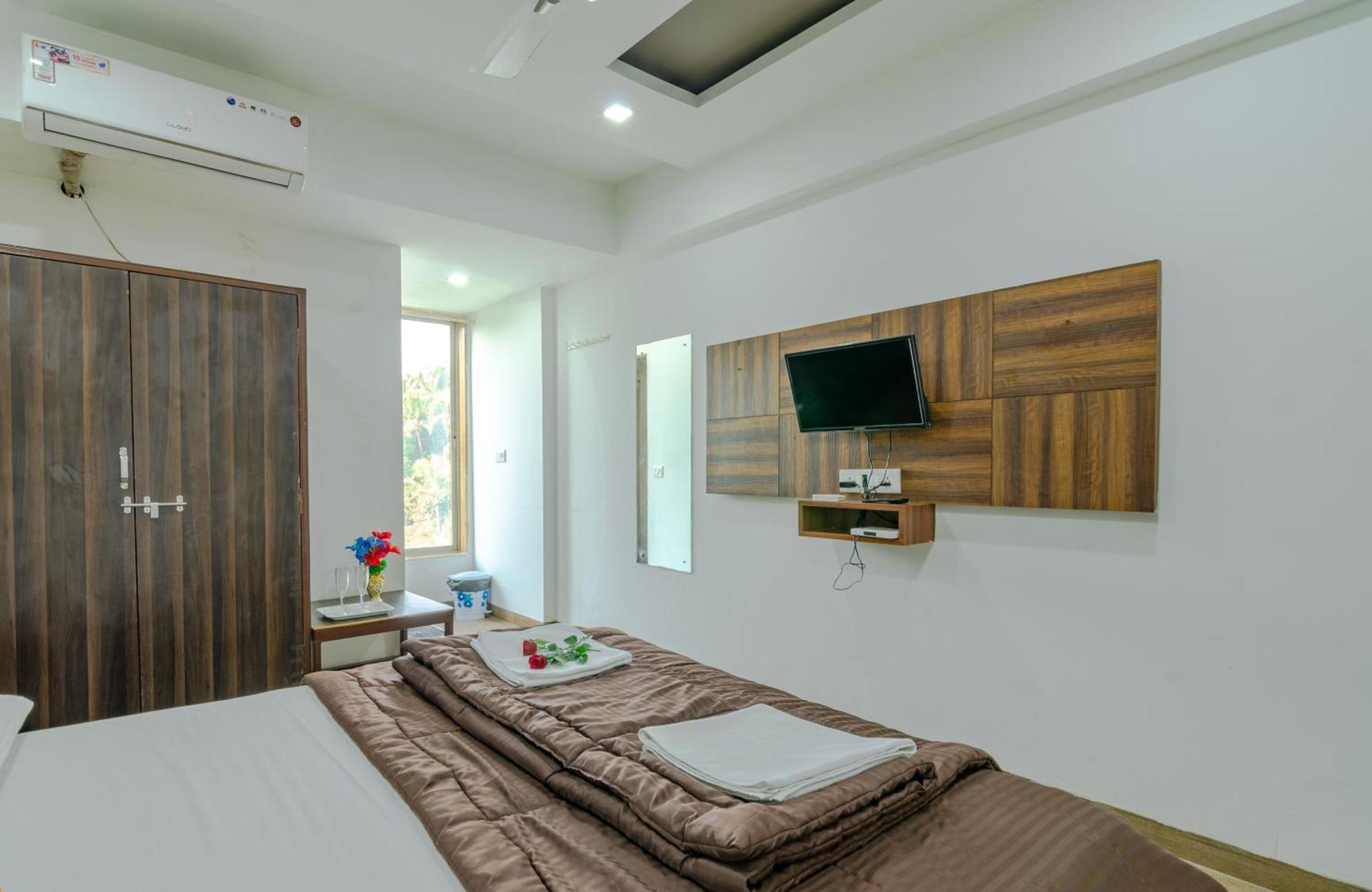 White House Beach Resort, Nagaon 외부 사진