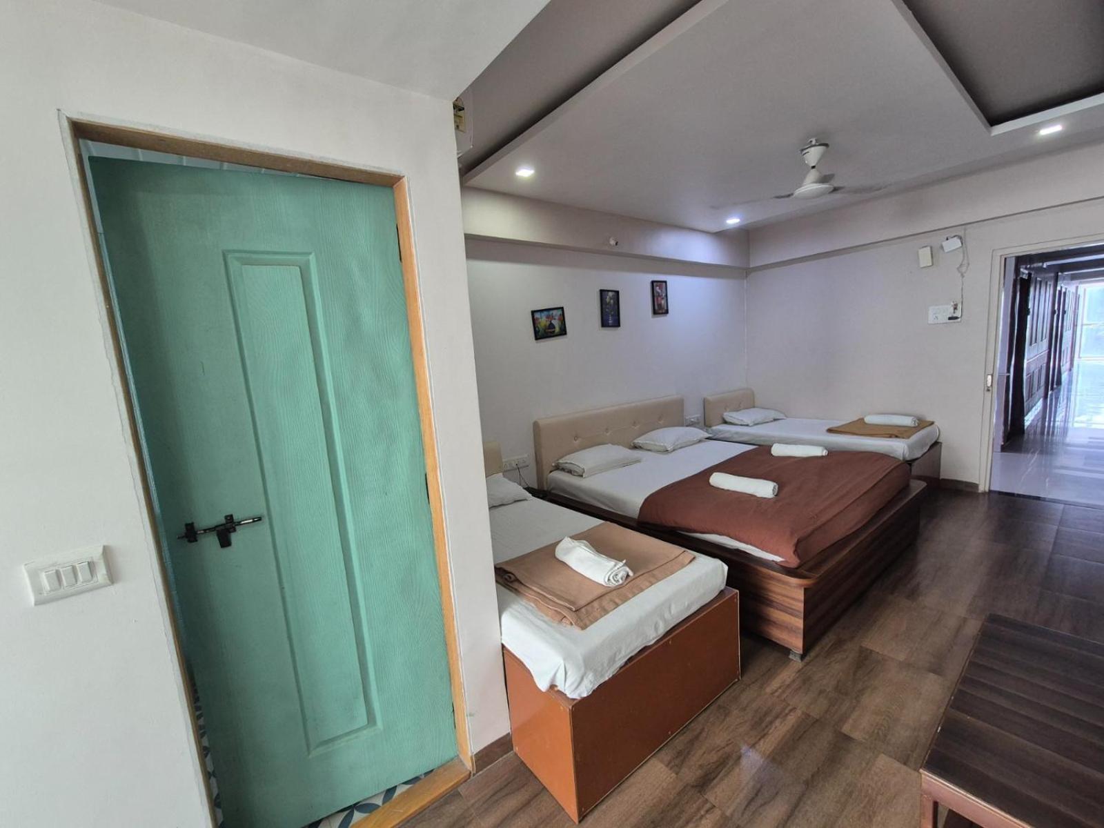 White House Beach Resort, Nagaon 외부 사진
