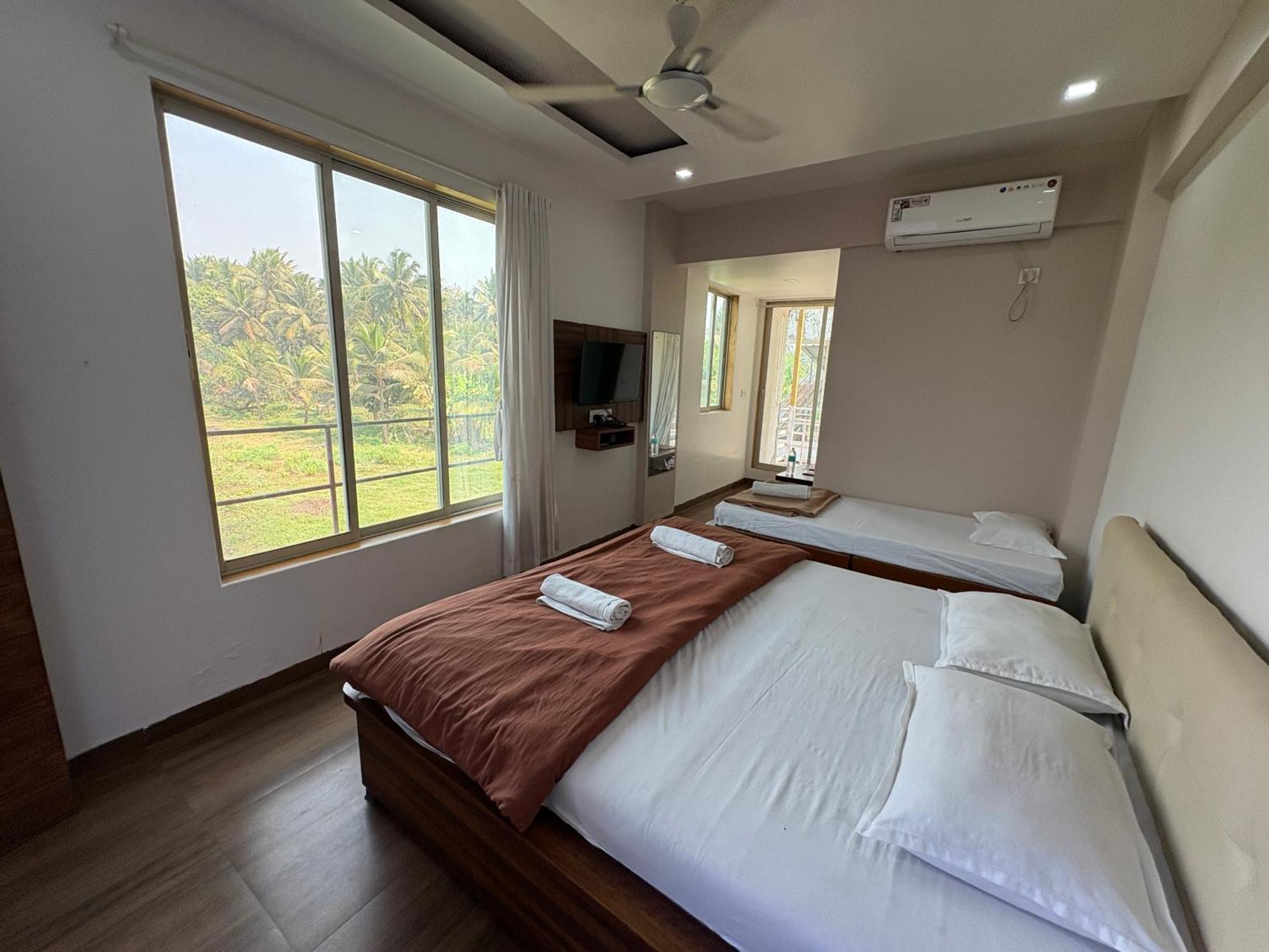 White House Beach Resort, Nagaon 외부 사진
